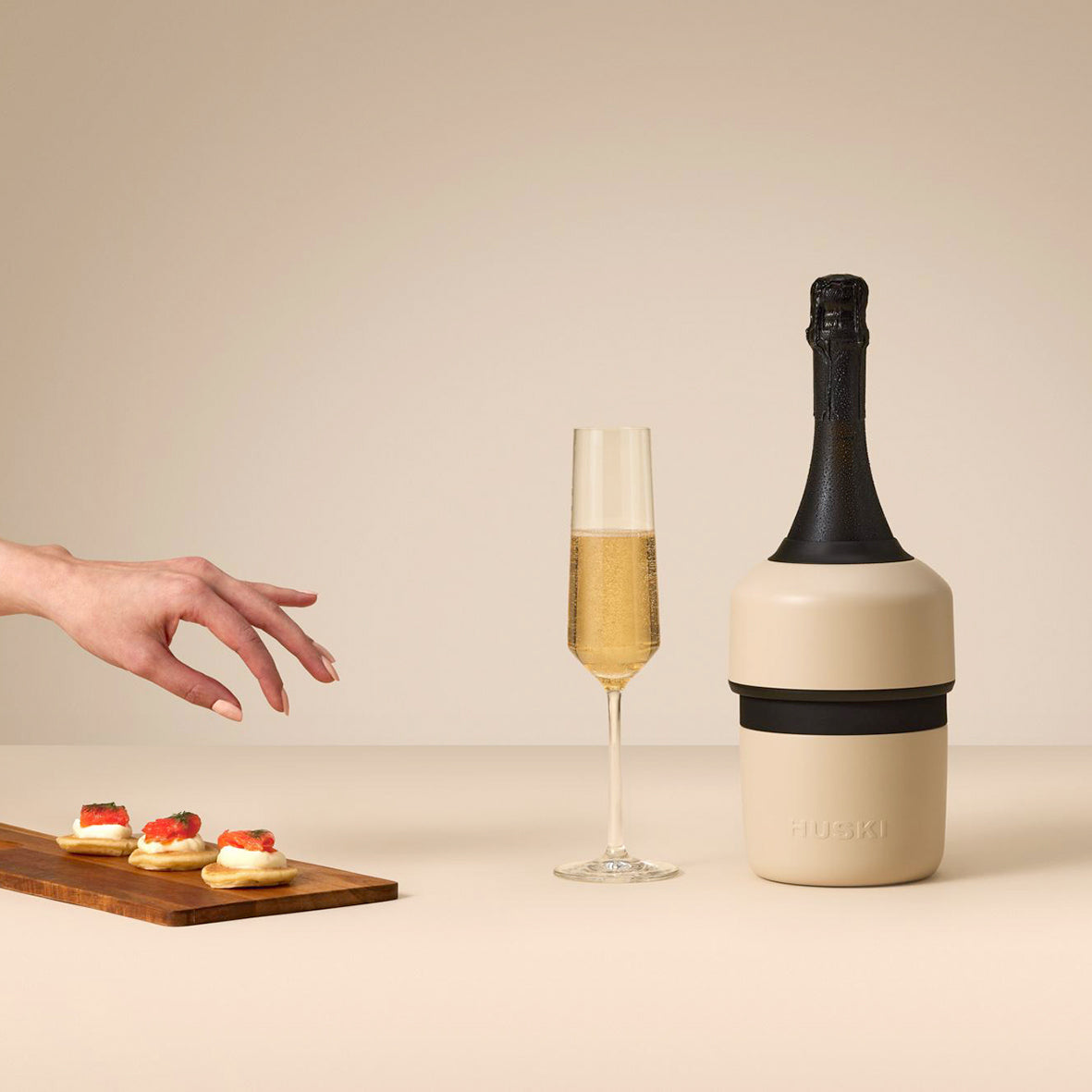 Huski champagne cooler including stopper sand