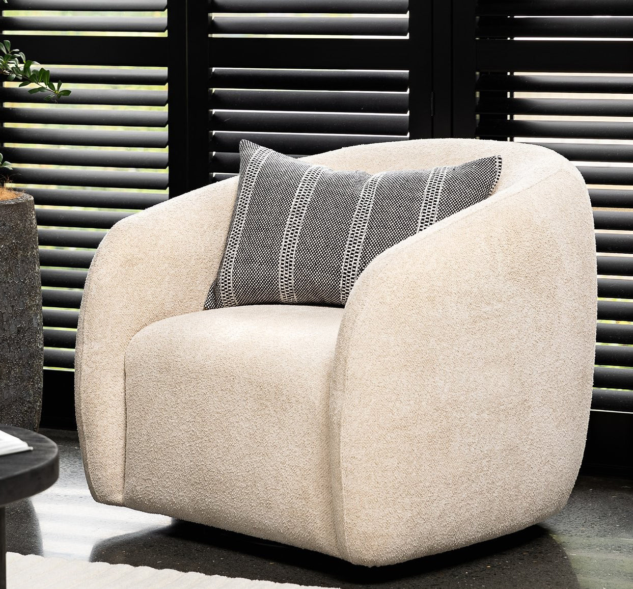 Maxwell swivel chair natural