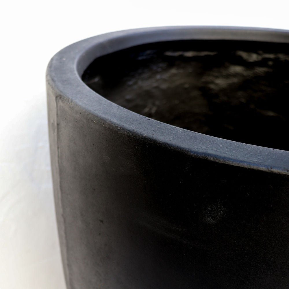 Mohaka large concrete planter black