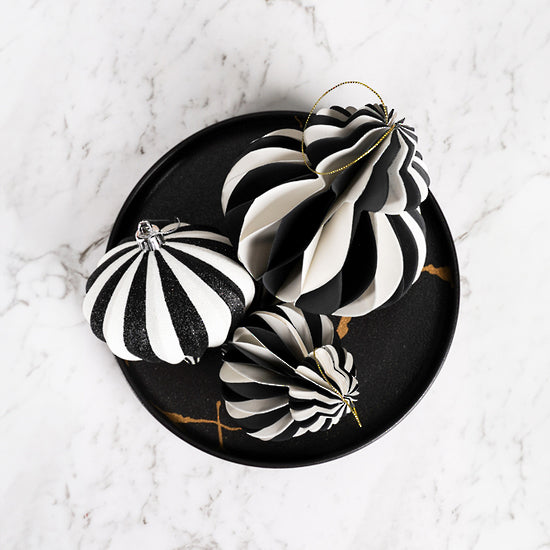 Monochrome hanging paper decoration 10cm