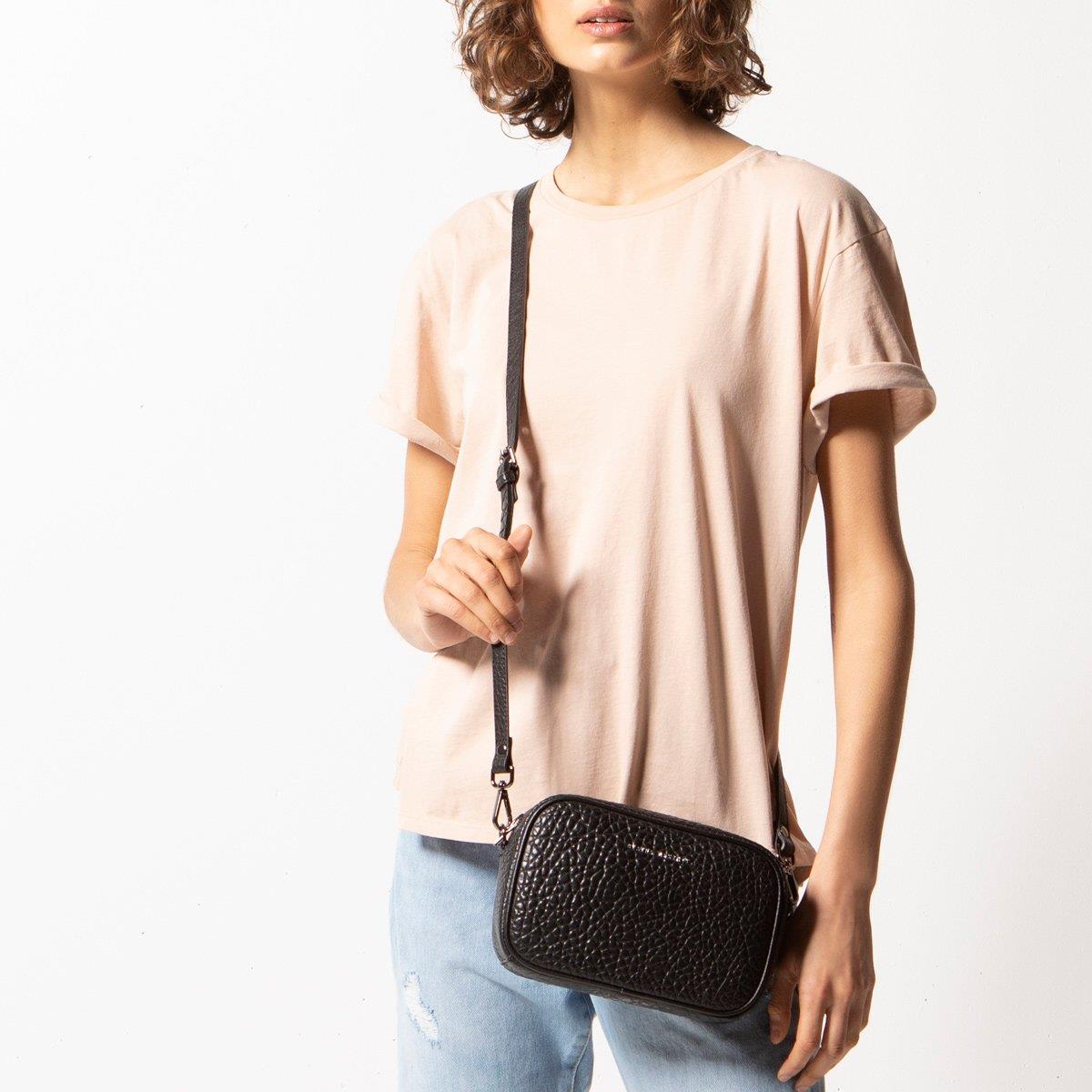 Plunder shoulder bag black bubble leather