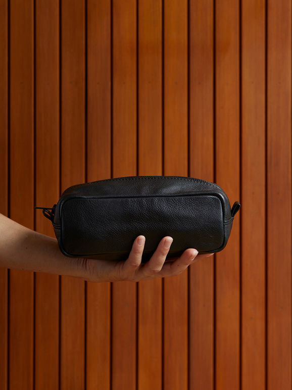 Marlo leather wash bag