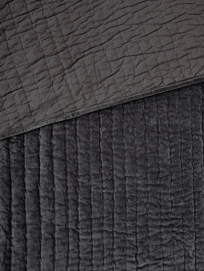 Romeo velvet quilt charcoal