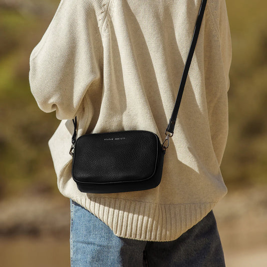 Status Anxiety plunder leather shoulder bag black