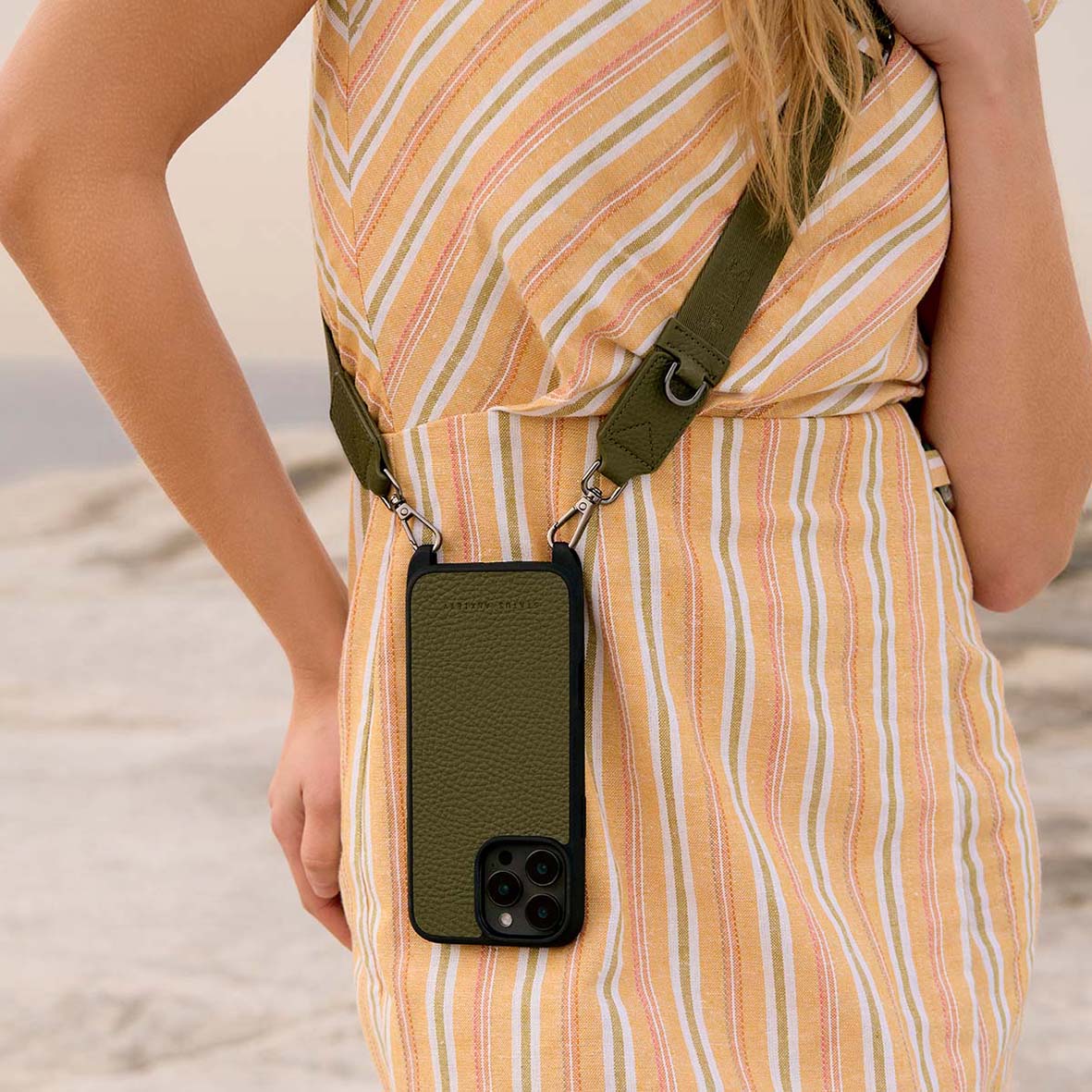 Status Anxiety 17 Pro iphone holder khaki