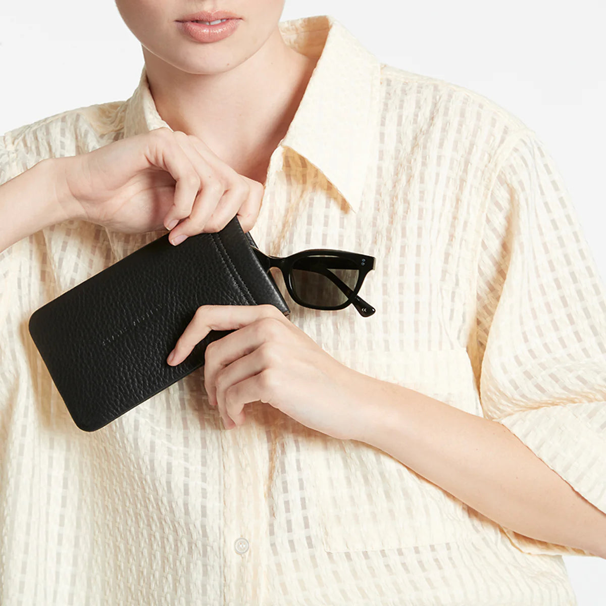 Leather sunglasses pouch black