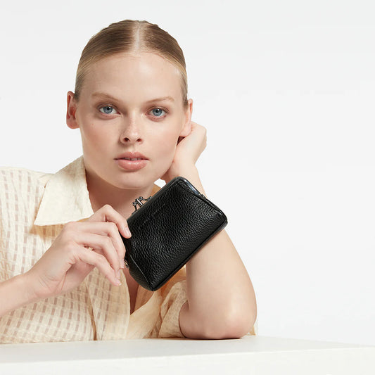 Volatile close clasp wallet black