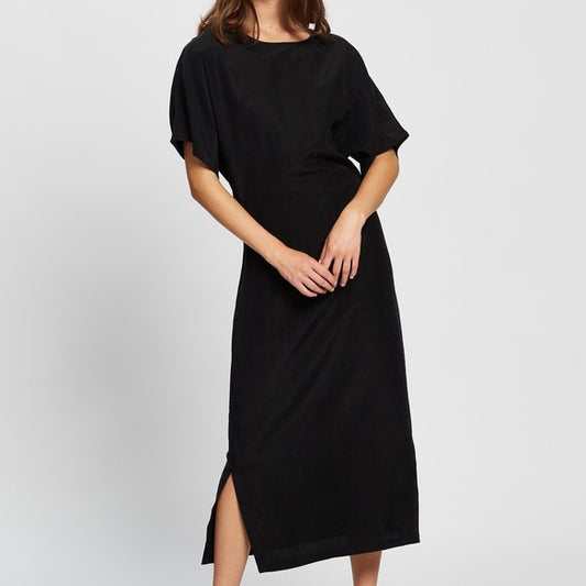 The perfect dress to take you from day to night, it is elegant and minimal. The slip dress has a flattering v-neckline with adjustable shoulder straps.  The dress is made of 100% linen and features side spits in the hemline that falls mid calf.  Composition: 100% linen  Colour: black