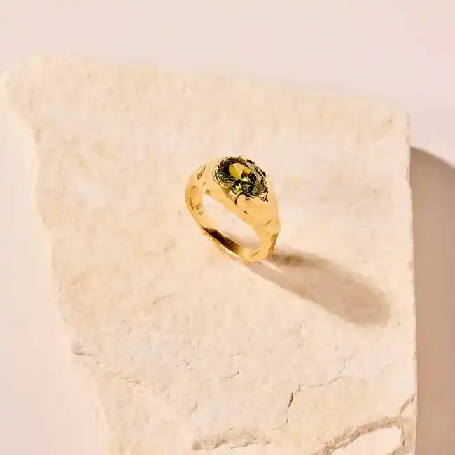 Agapée Maria ring with dark green stone