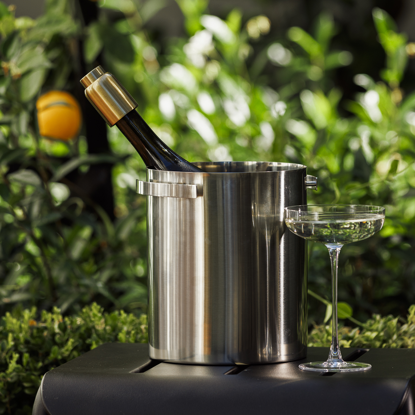 Brushed brass champagne stopper with vacuum seal