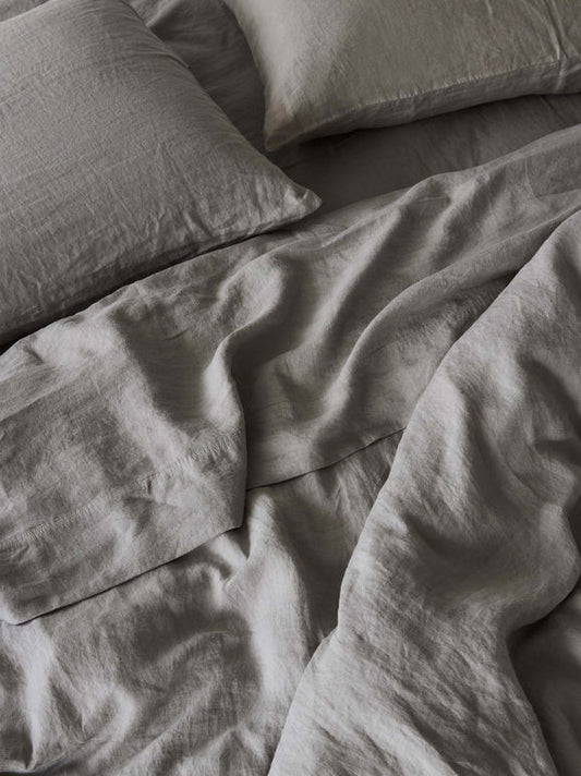 Linen fitted sheet puddle