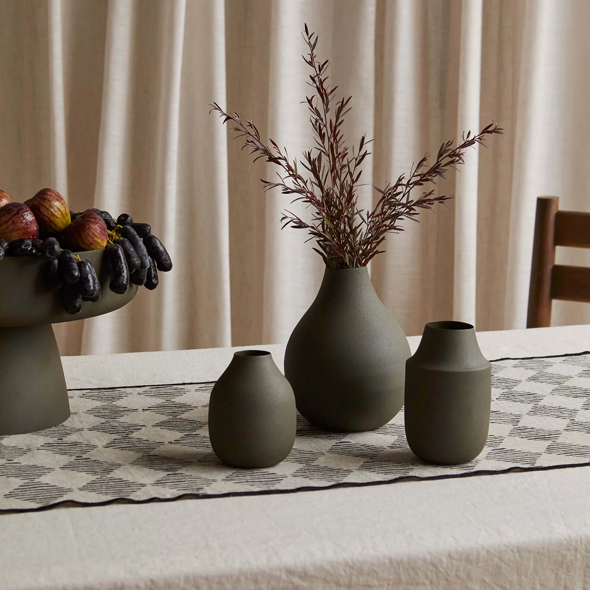 Quinn table runner 200cm black