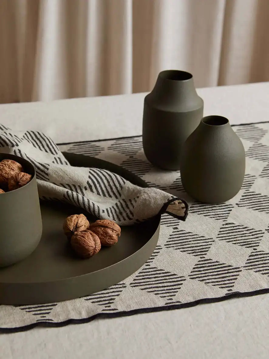 Quinn table runner 200cm black