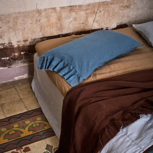 SOW linen flat sheet with ruffle chocolate