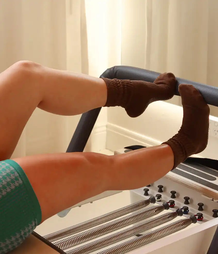Scrunch pilates grip socks chocolate