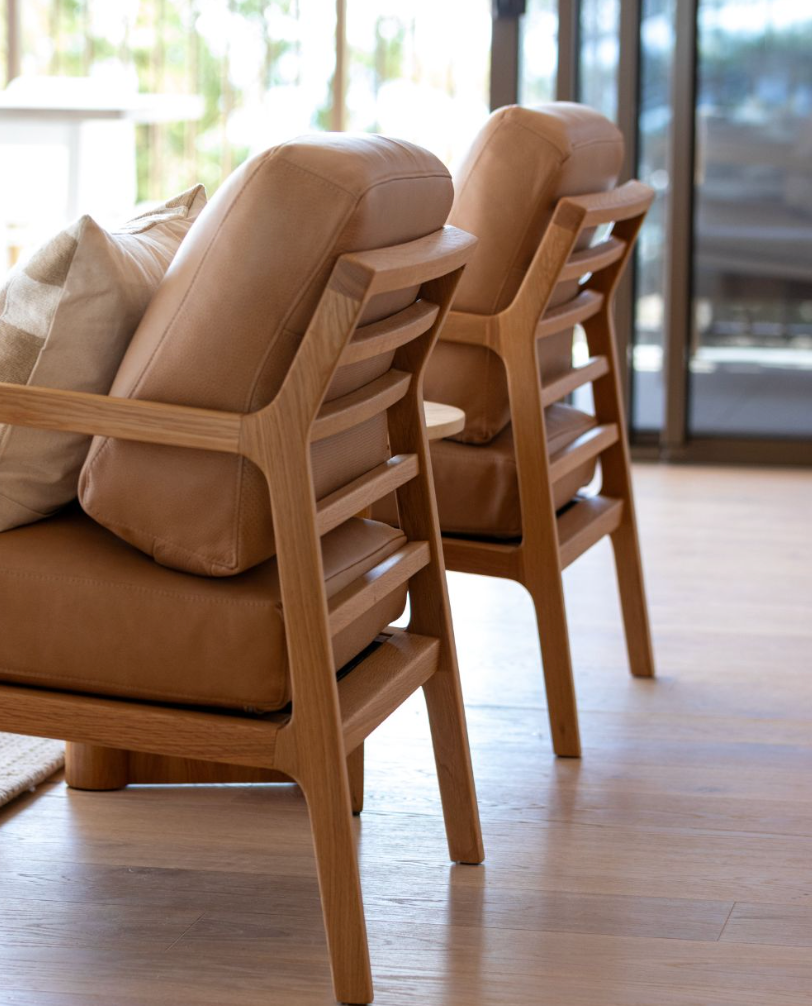 Nysse solid oak and leather armchair pecan