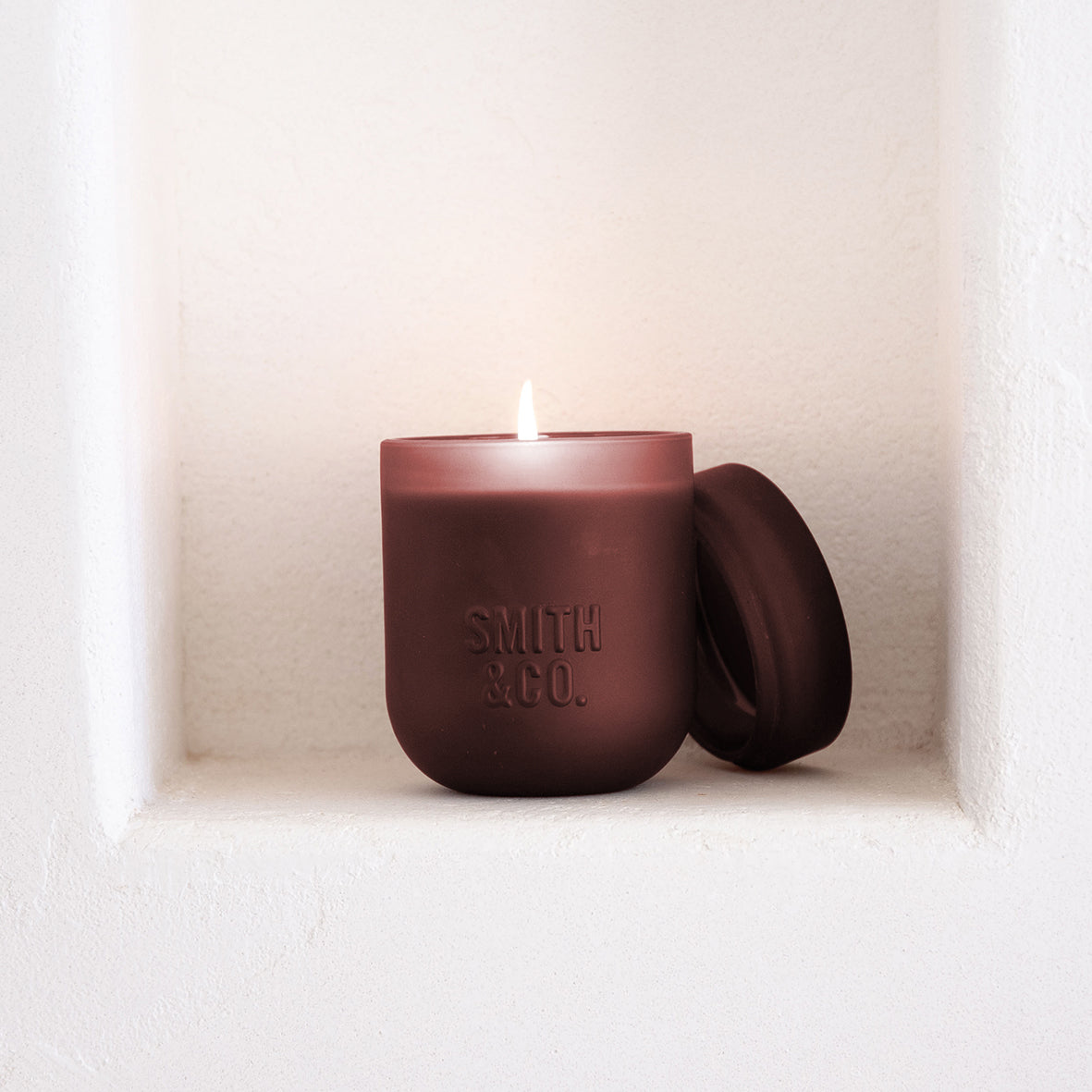 Smith & Co candle black oud & saffron 250g