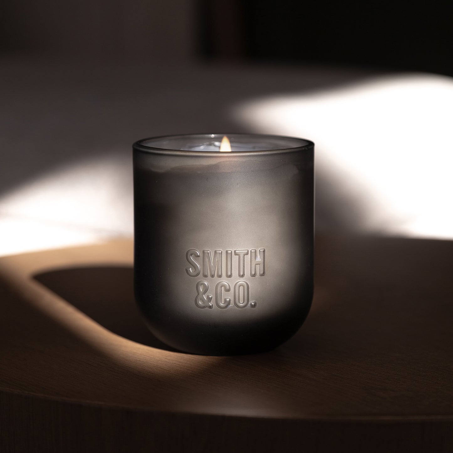Smith & Co candle tabac & cedarwood 250g