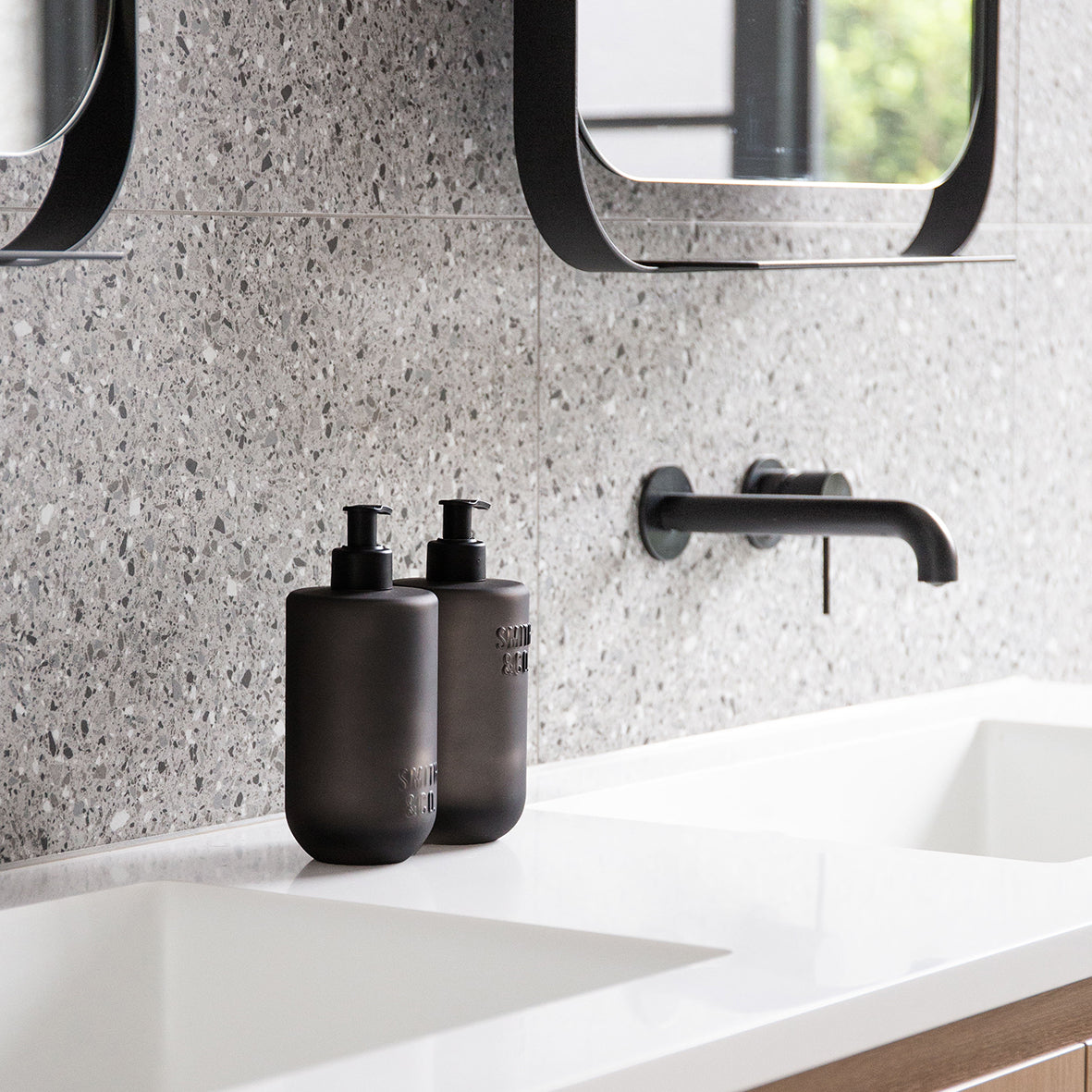 Smith & Co hand and body lotion 400ml tabac & cedarwood