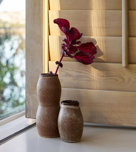 Small pod bud vase nut 11cm high
