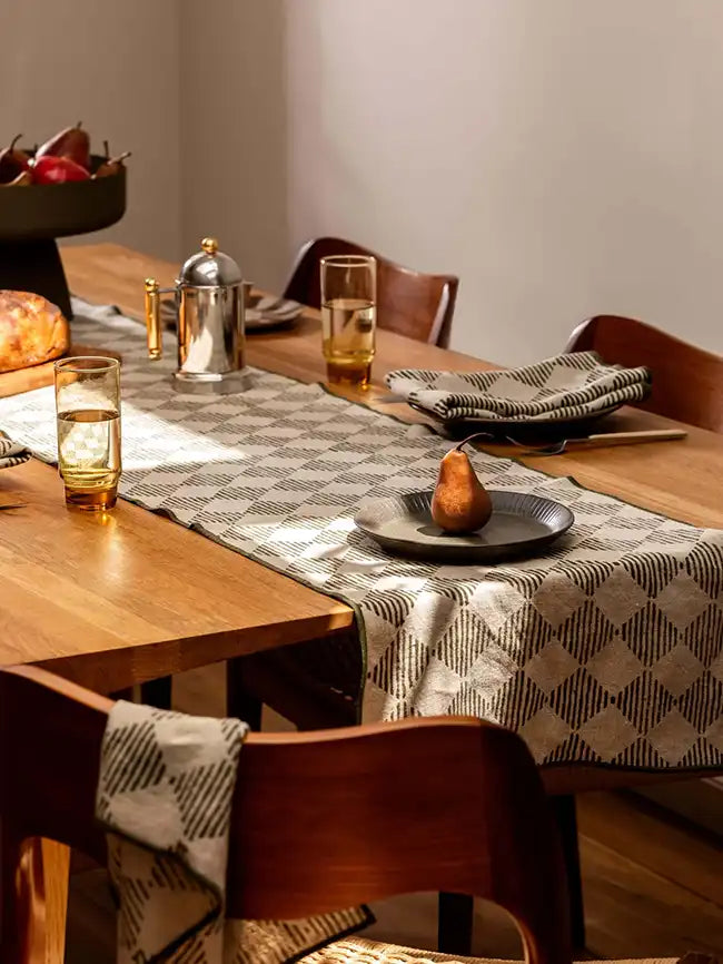 Quinn table runner 200cm olive