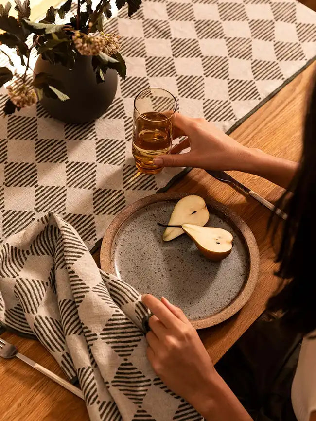 Quinn table runner 200cm olive