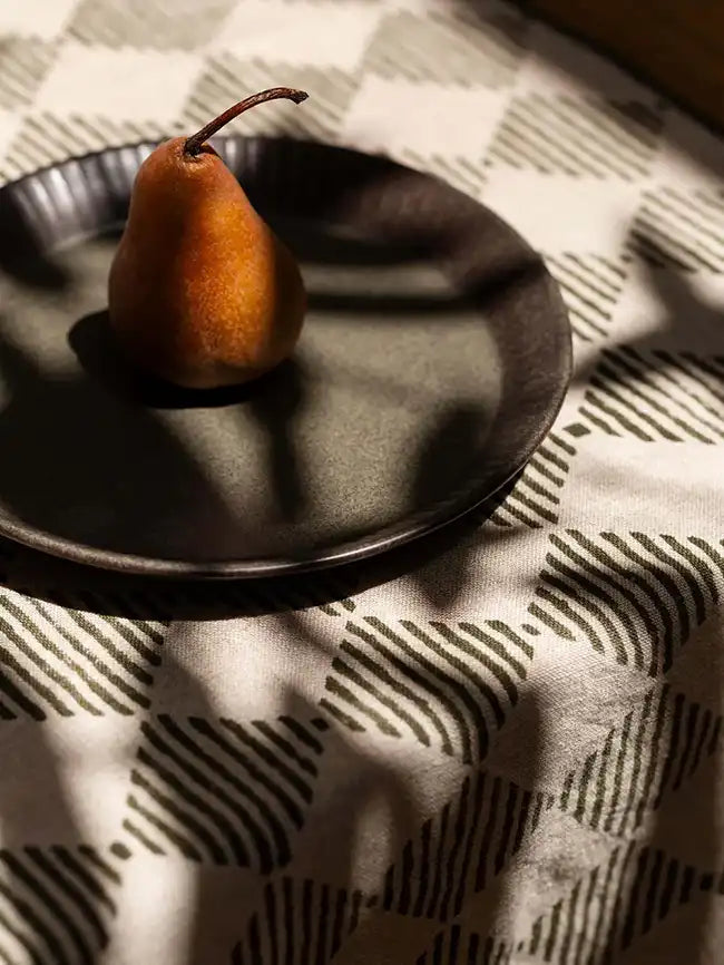Quinn table runner 200cm olive